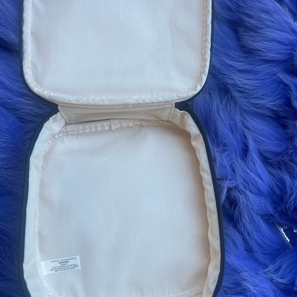 Chanel makeup bag - Picture 3 of 3